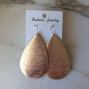 New gold teardrop earrings chic